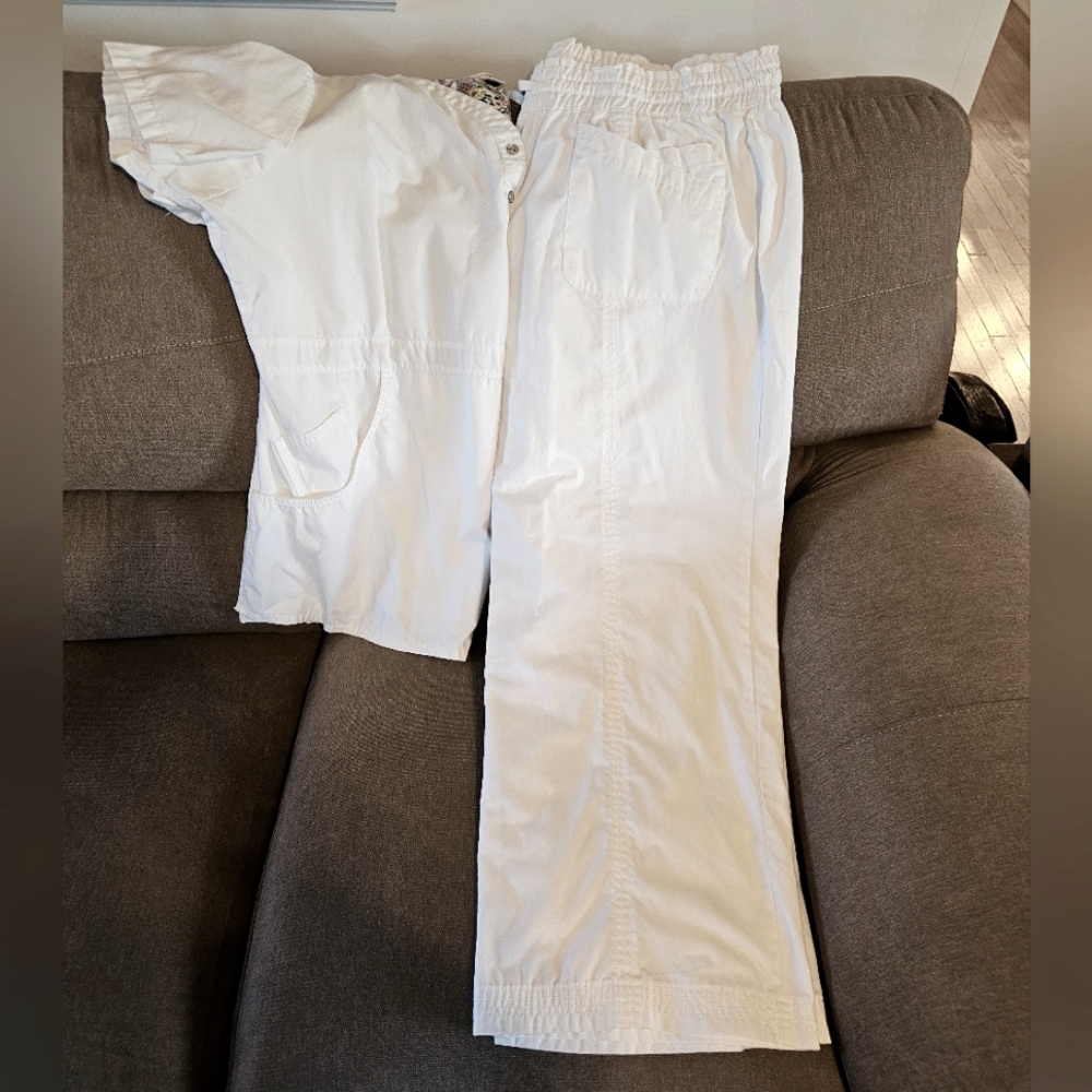 Koi 3x white scrub set like new